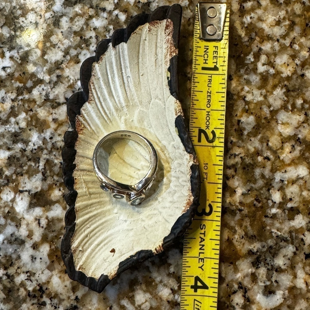 Metal Angel Wing ring holder - Picture 4 of 9